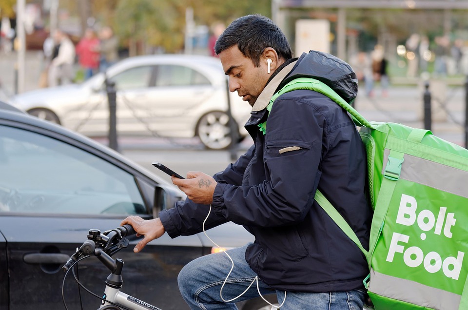 The Rise of Contactless Payments: How Merchant Services Are Adapting